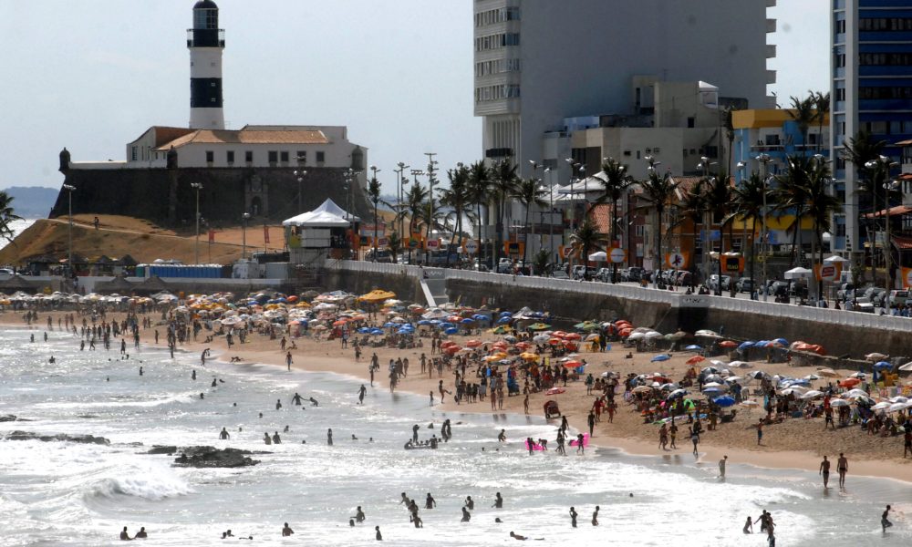 Salvador, Bahia- Praia da Barra cheia de banhistas um dia antes da abertura do Carnaval.